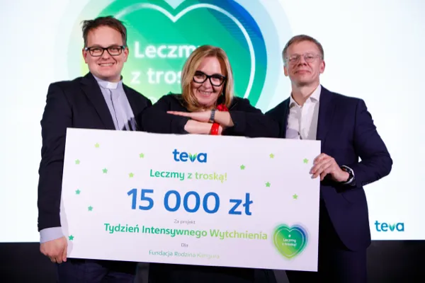 o. Przemysław Skąpski ISchP, Dorota Anczewska i Grzegorz Anczewski odbierają nagrodę konkursu 